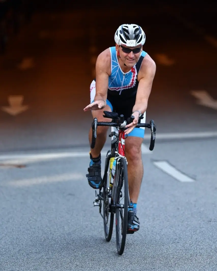 Uwe auf der Radstrecke des Frankfurt City Triathlon