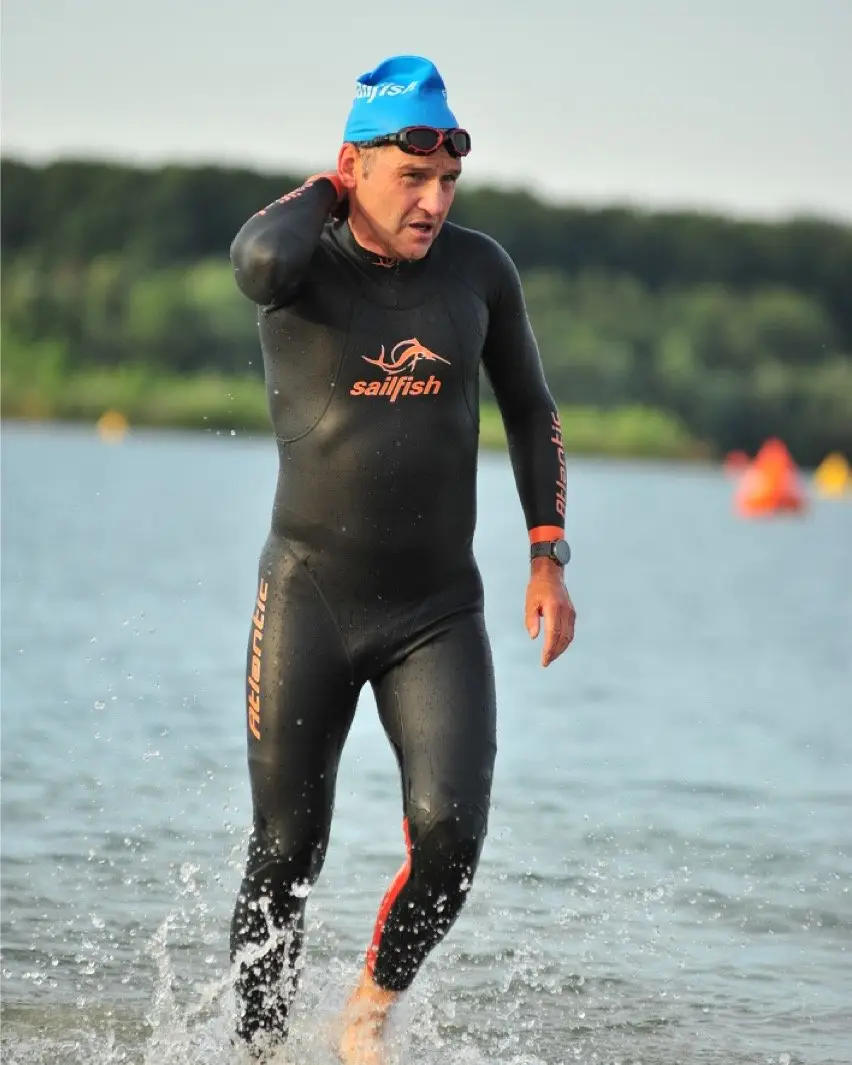 Uwe im Neoprenanzug beim Schwimmausstieg am Langener Waldsee