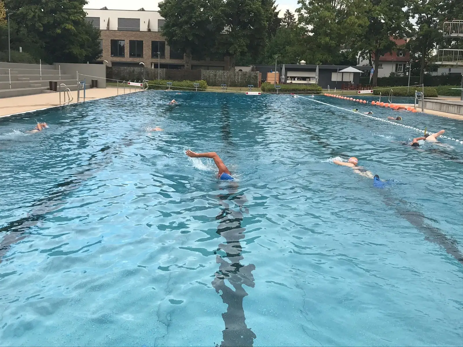 Sommerschwimmen - Ein geselliger Abend im Bad Sodener Bad