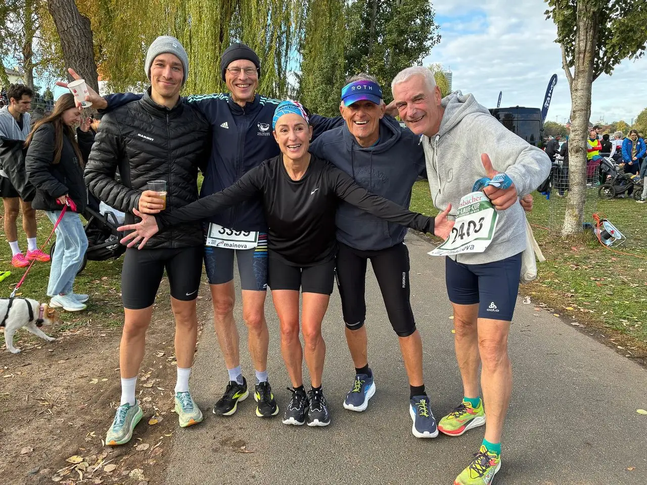 Die vier TreeTops und Max Theilig gut gelaunt nach dem Lauf am Offenbacher Mainufer