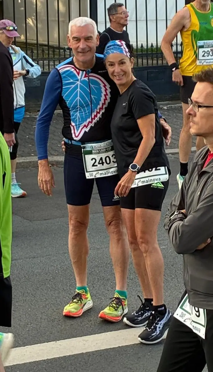 Maria und ein TreeTop-Teamkollege mit Startnummer 2403 vor dem Start